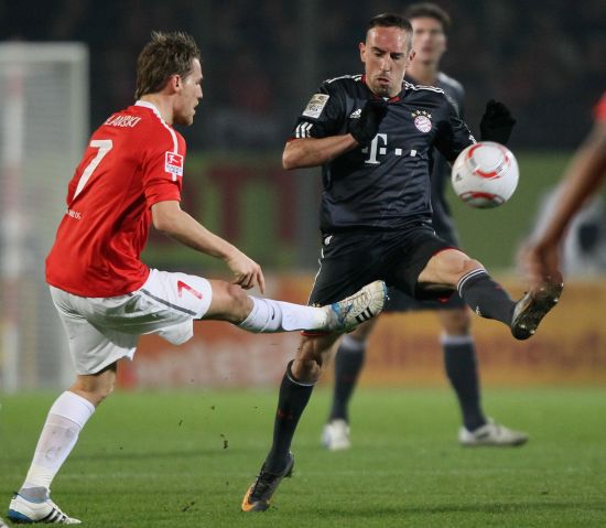 他们通过日 他们通过日